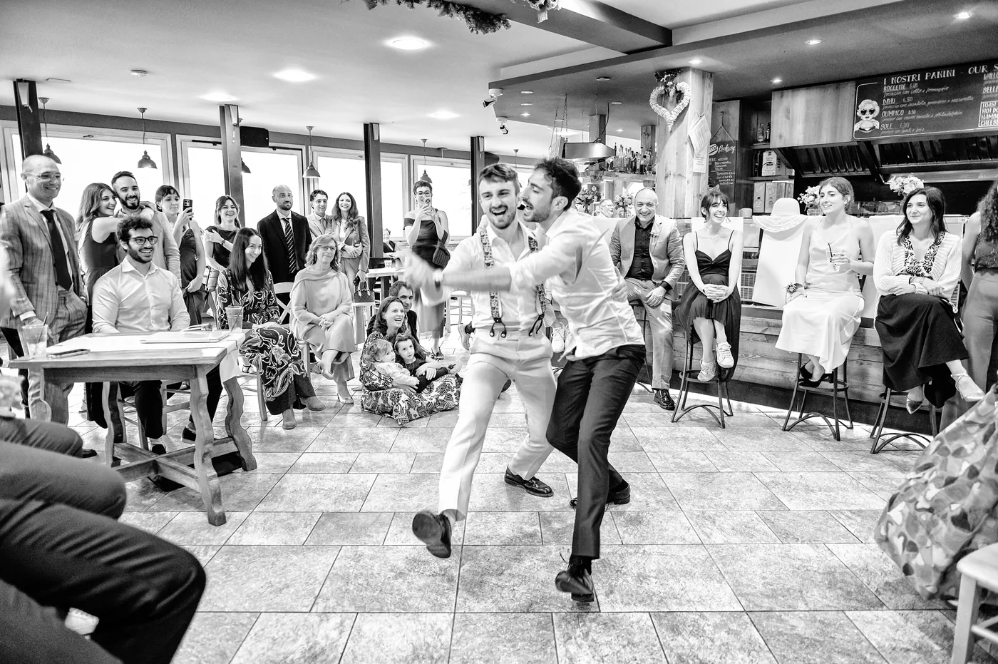 Balli durante la festa in baita in bianco e nero, matrimonio Chesal Bardonecchia