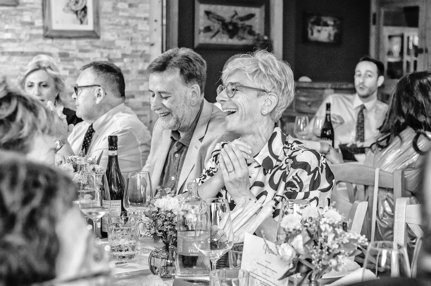 Cena con gli invitati in baita in bianco e nero, matrimonio Chesal Bardonecchia