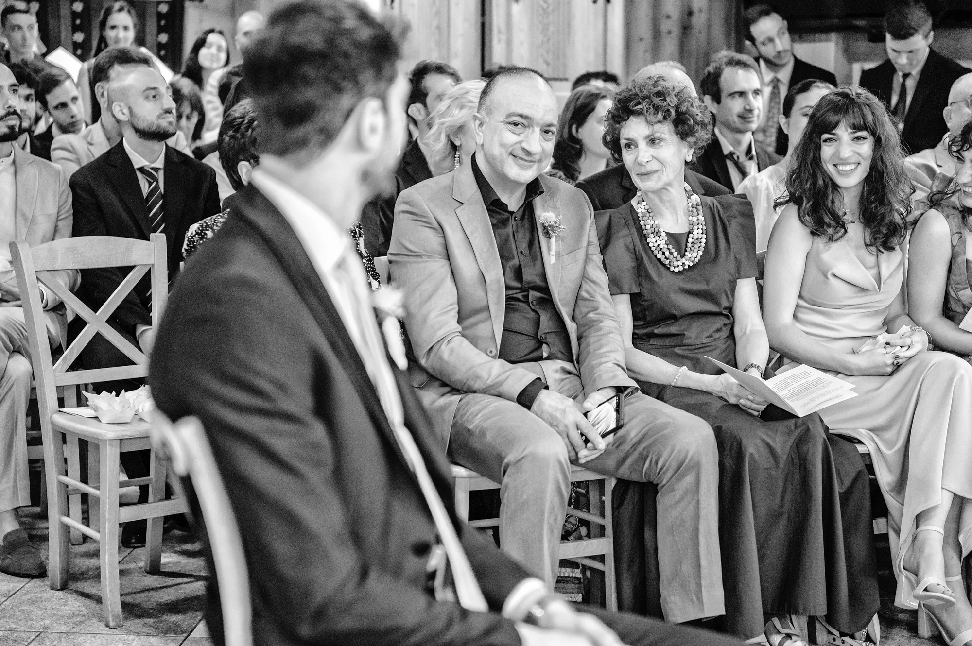 Cerimonia con gli invitati in bianco e nero, matrimonio Chesal Bardonecchia