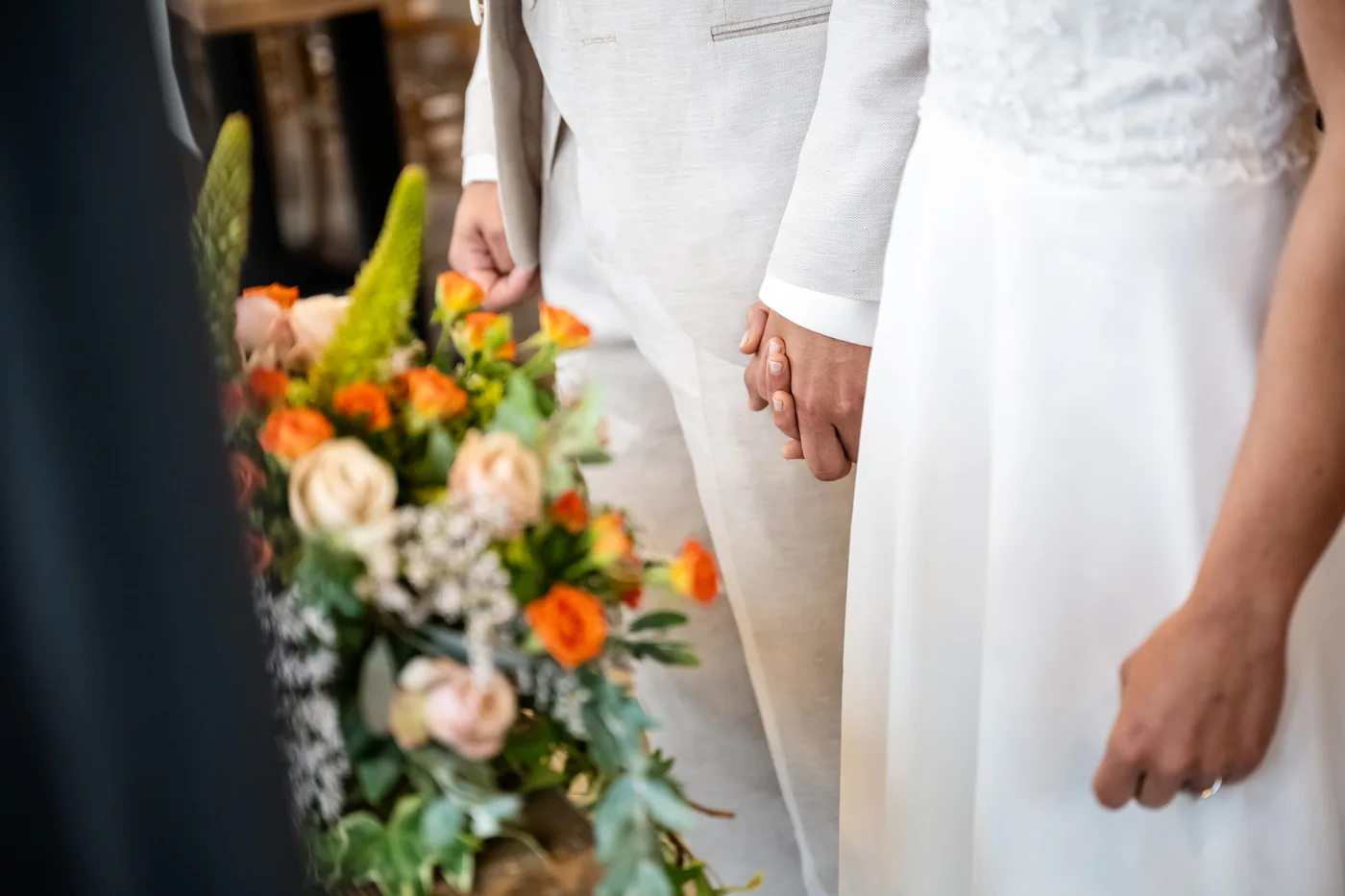 Dettaglio bouquet e abito sposa, matrimonio Chesal Bardonecchia