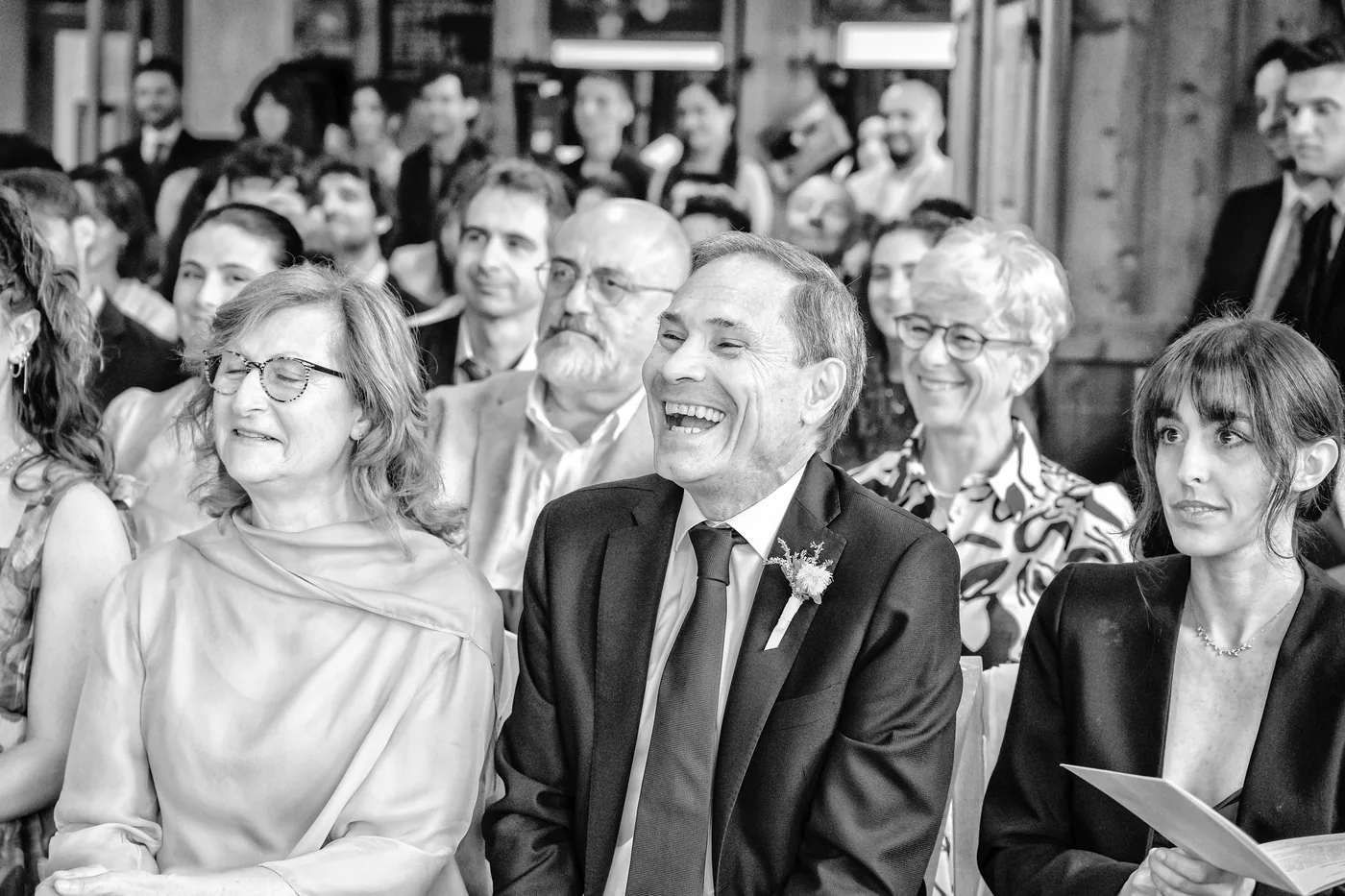 Genitori durante la cerimonia in bianco e nero, matrimonio Chesal Bardonecchia