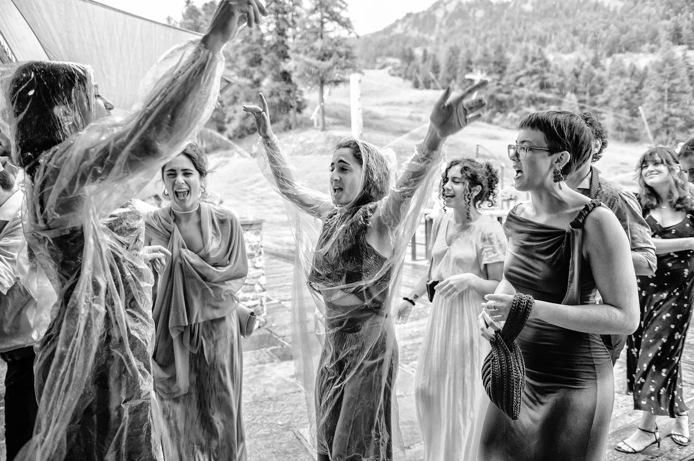 Lancio del bouquet tra le amiche in bianco e nero, matrimonio Chesal Bardonecchia