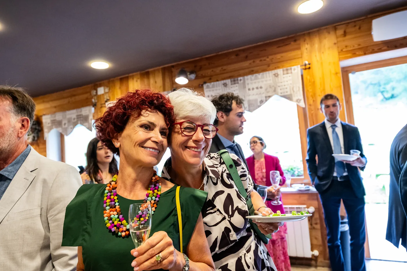 Le mamme durante l'aperitivo della festa, matrimonio Chesal Bardonecchia