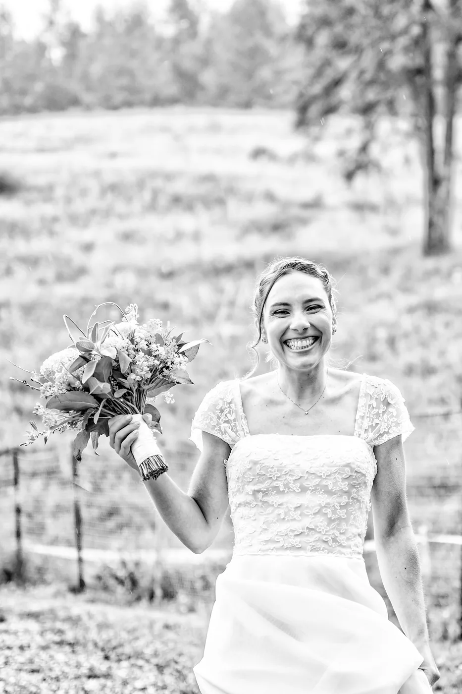 Sposa con bouquet sul prato in bianco e nero, matrimonio Chesal Bardonecchia