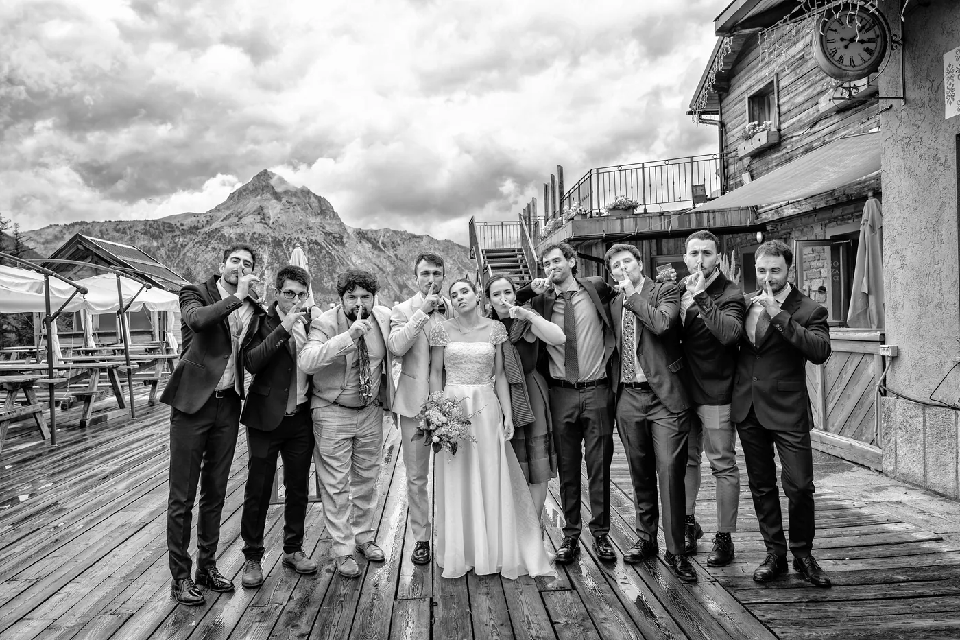 Sposi con gli amici sulla terrazza in bianco e nero, matrimonio Chesal Bardonecchia