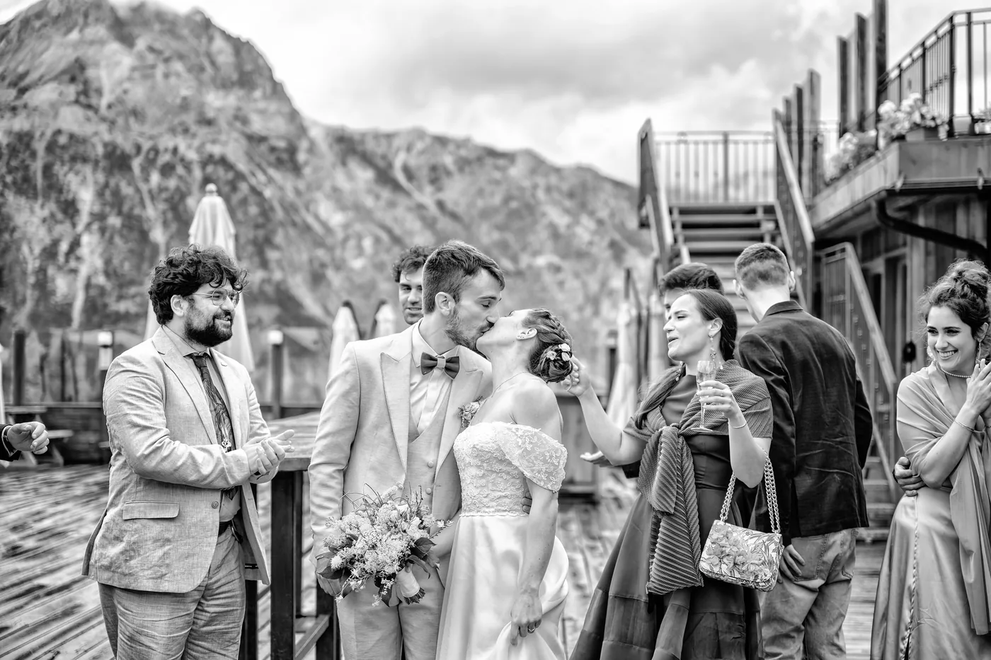 Sposi con gli amici sulla terrazza con vista vette in bianco e nero, matrimonio Chesal Bardonecchia