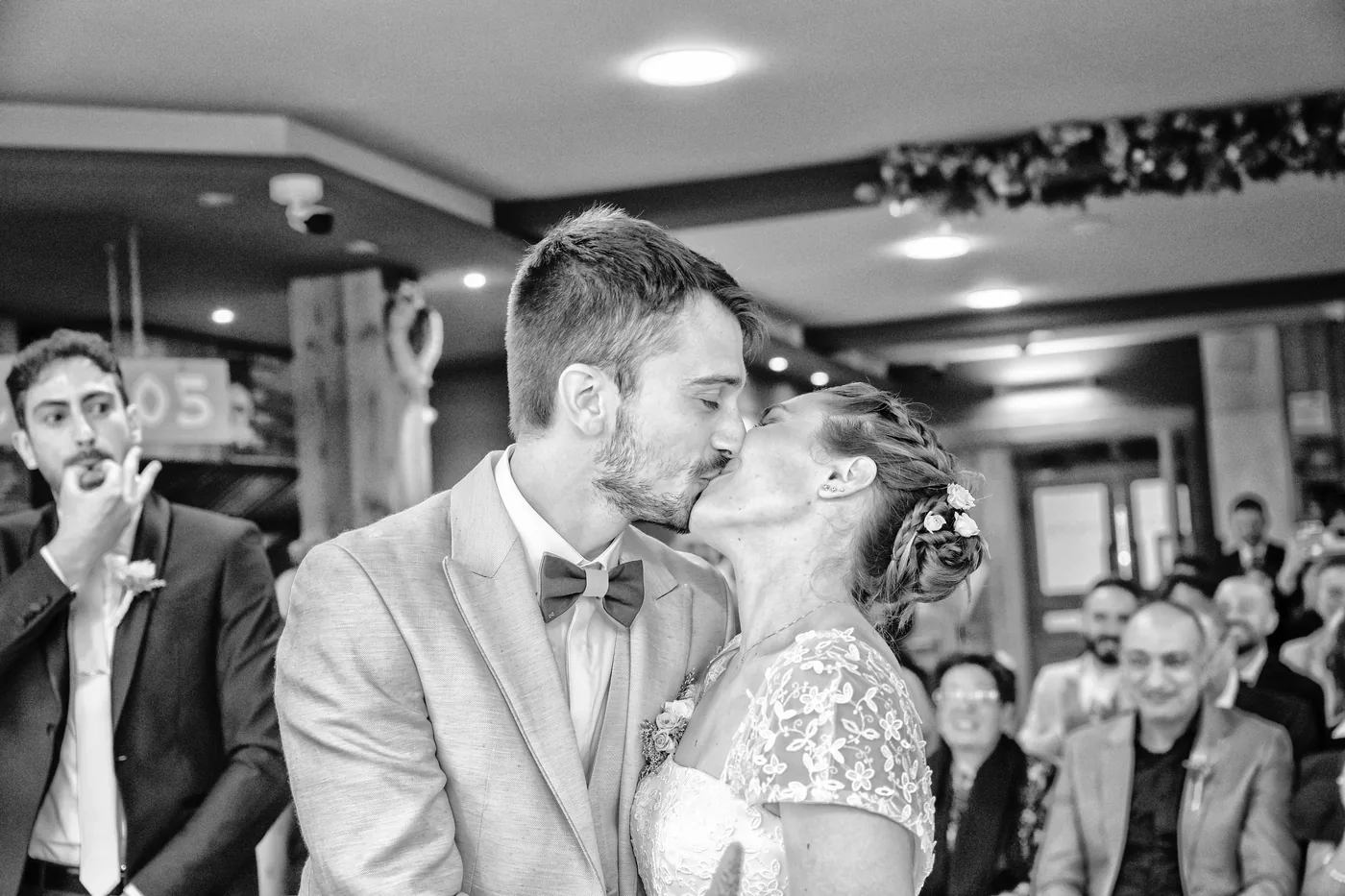 Bacio degli sposi durante la cerimonia in bianco e nero, matrimonio Chesal Bardonecchia