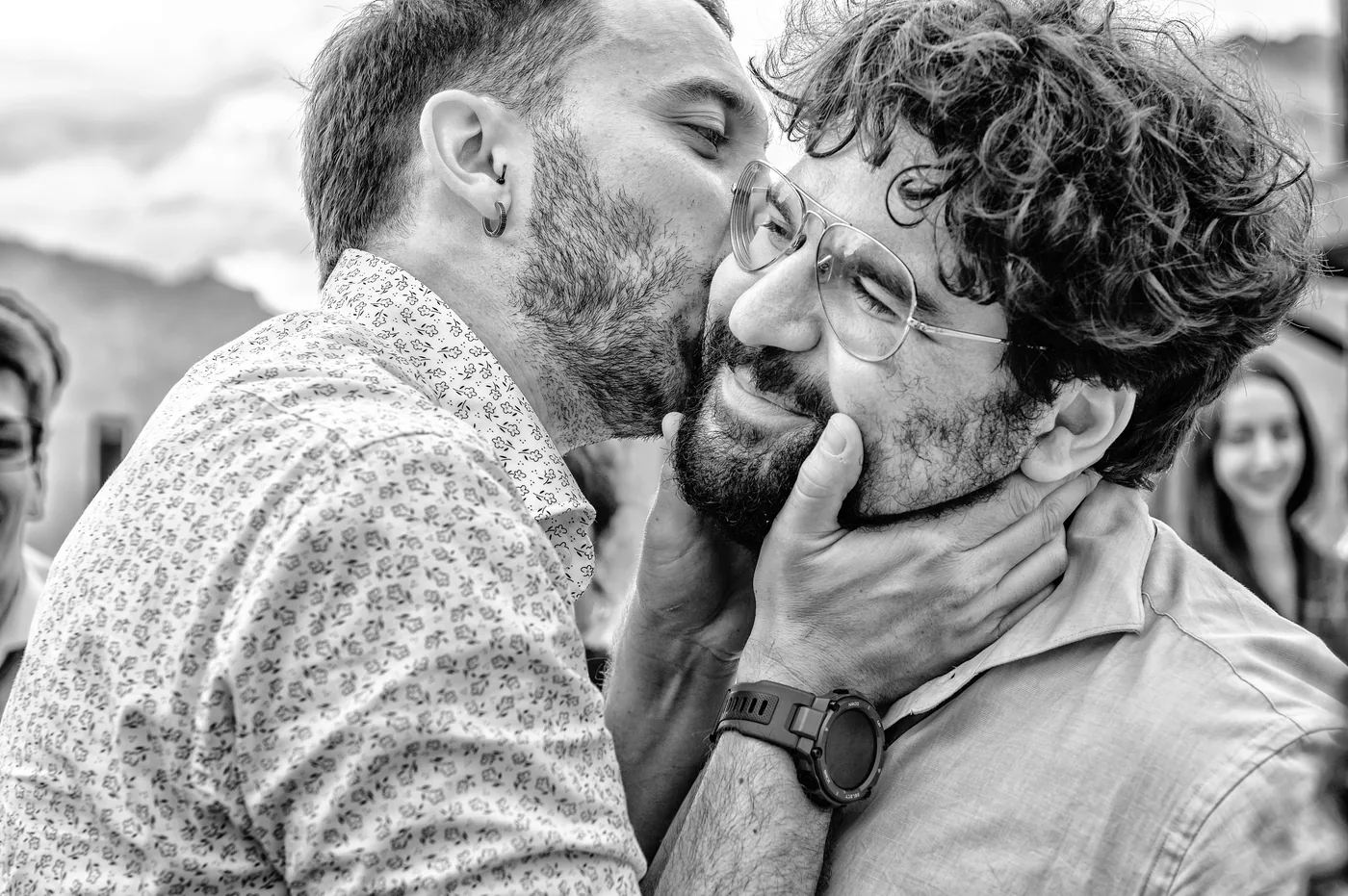 Bacio degli sposi durante la festa in bianco e nero, matrimonio Chesal Bardonecchia