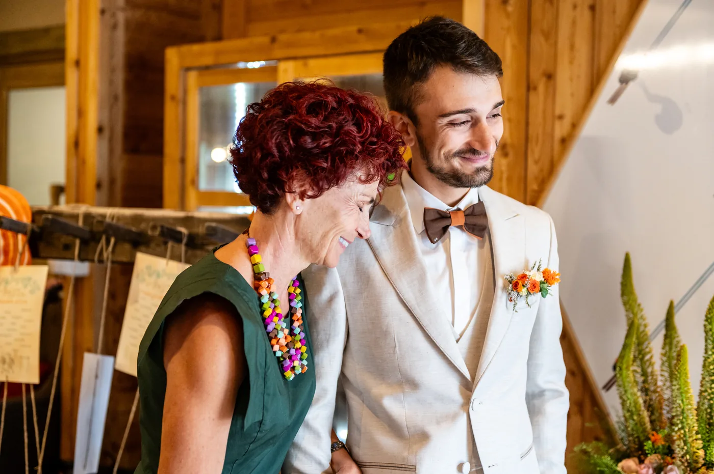 Sposi nell'interno della baita, abbraccio, matrimonio Chesal Bardonecchia