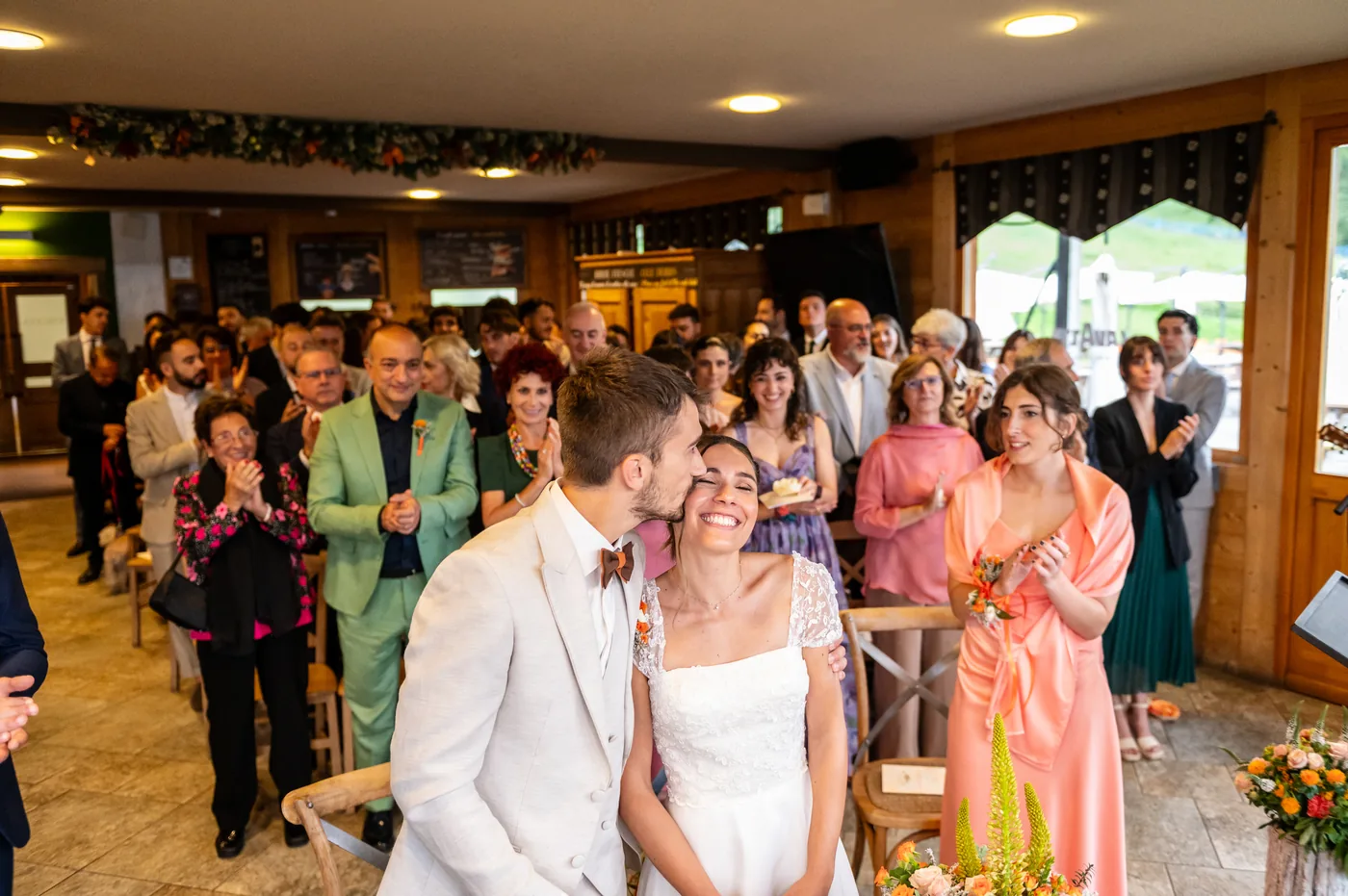 Sposi durante la cerimonia in baita, matrimonio Chesal Bardonecchia