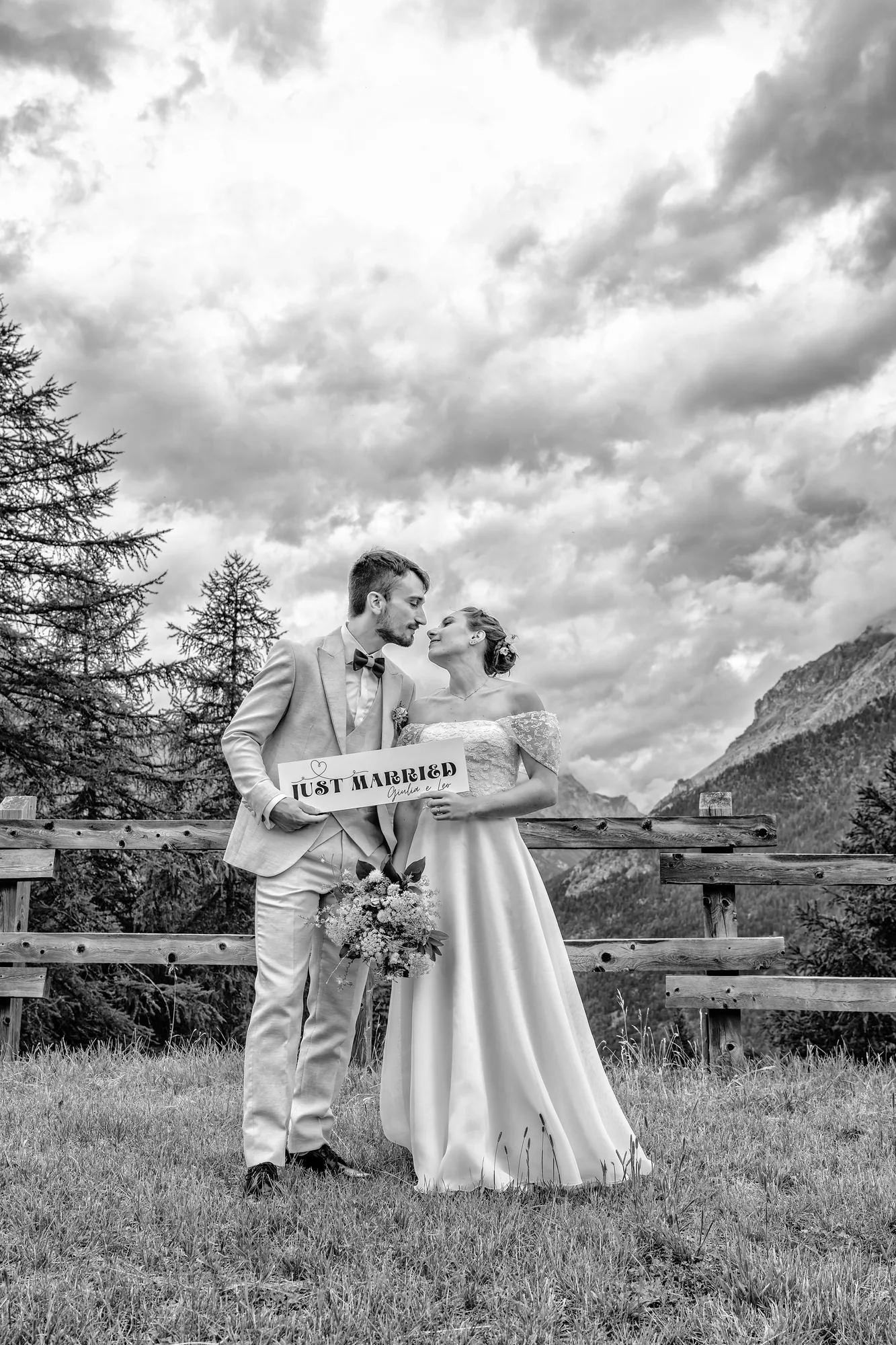 Sposi sul prato di montagna Just Married in bianco e nero, matrimonio Chesal Bardonecchia