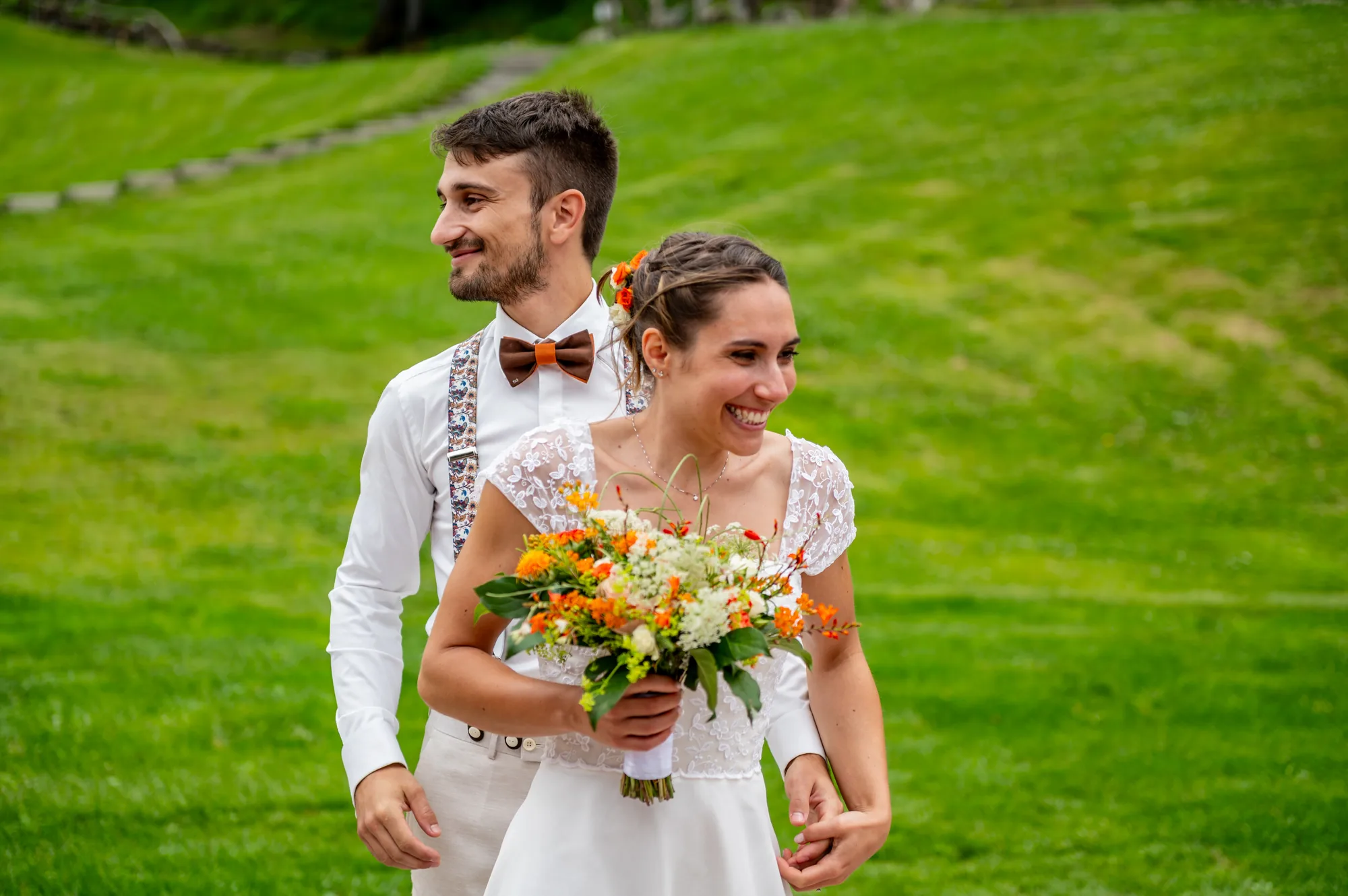 Ritratto degli sposi sul prato con bouquet, matrimonio Chesal Bardonecchia