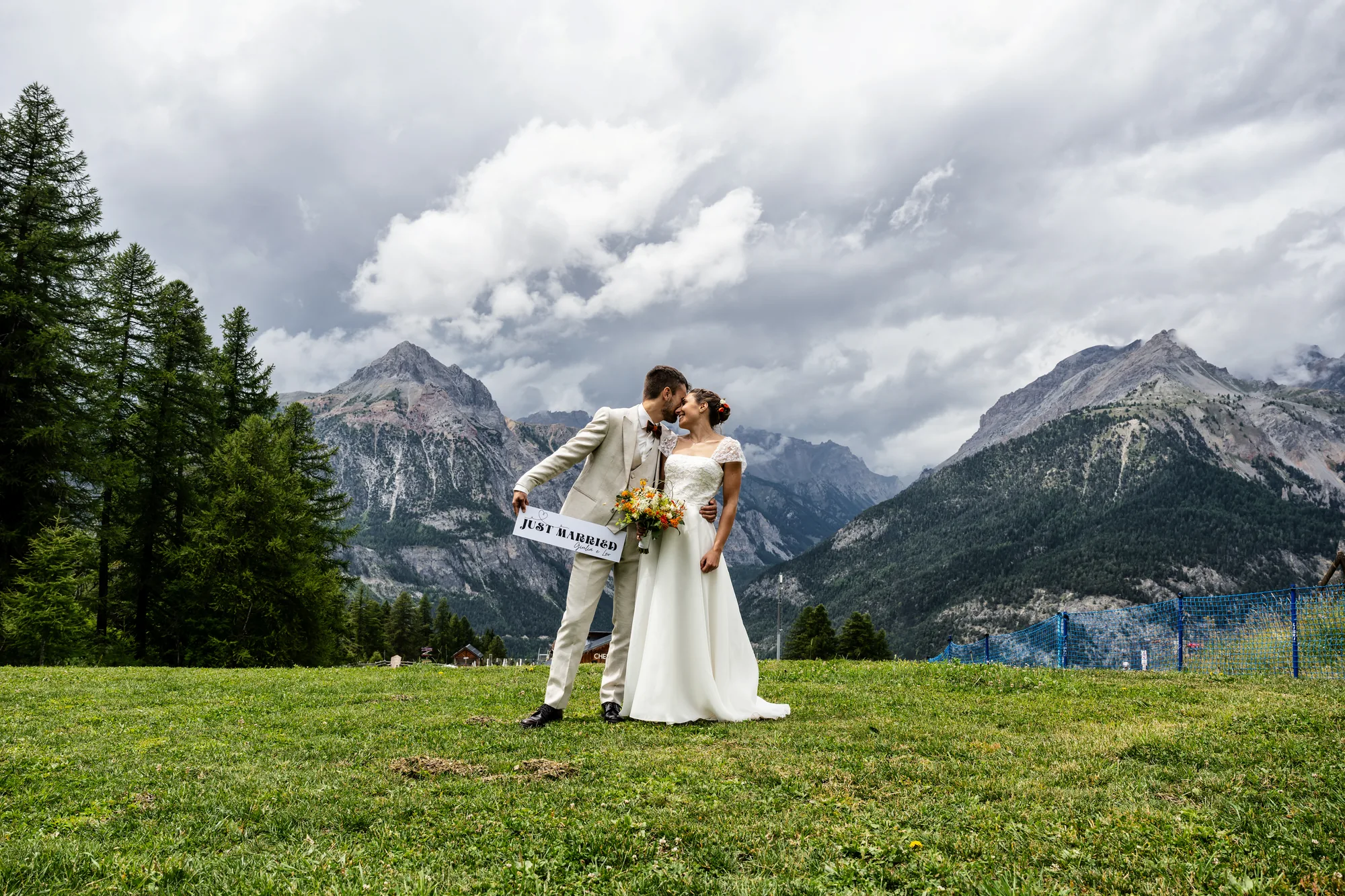 Sposi tra le vette delle Alpi Cozie con panorama alpino, matrimonio Chesal Bardonecchia