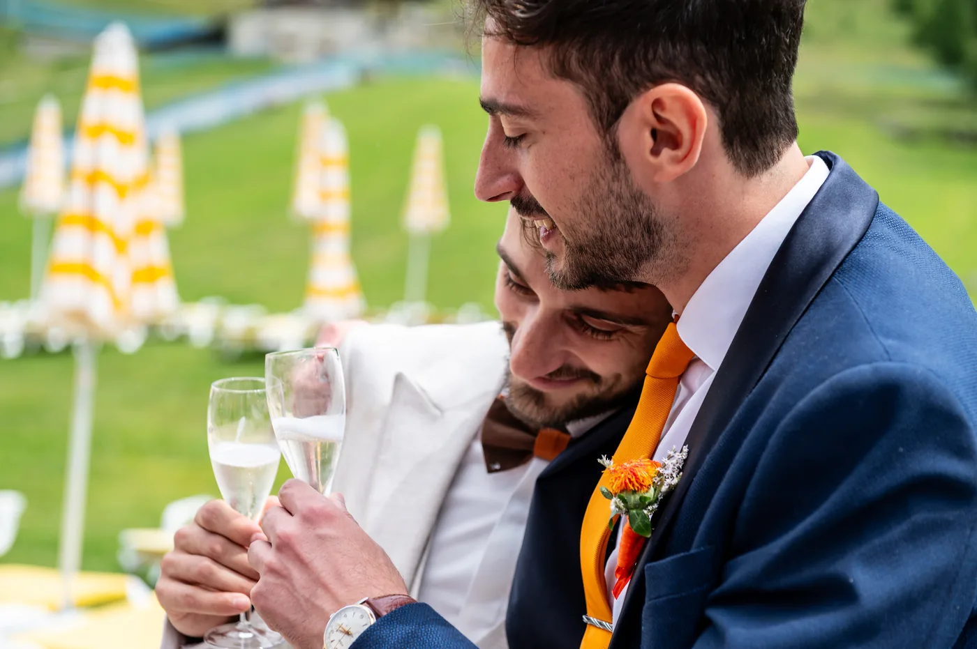 Sposo con gli amici durante il brindisi, matrimonio Chesal Bardonecchia