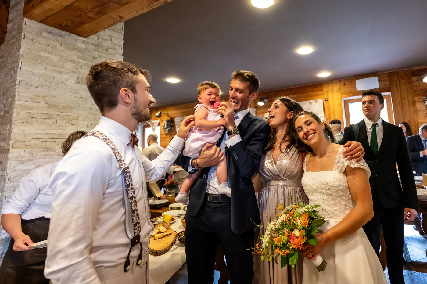 Sposo con un bimbo e gli amici alla festa, matrimonio Chesal Bardonecchia