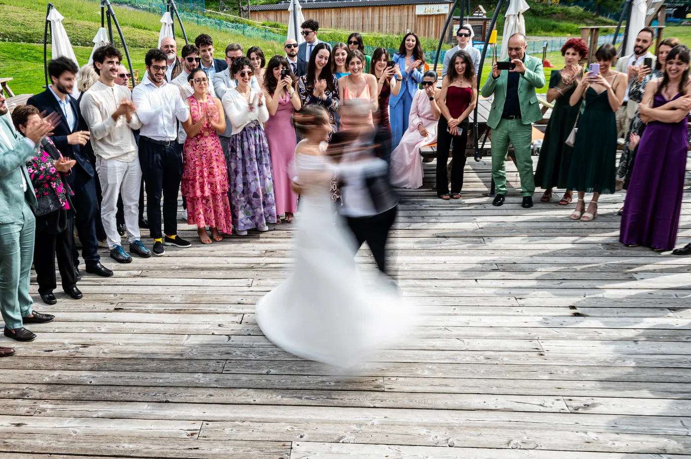 Uscita della sposa con gli invitati che corrono, matrimonio Chesal Bardonecchia
