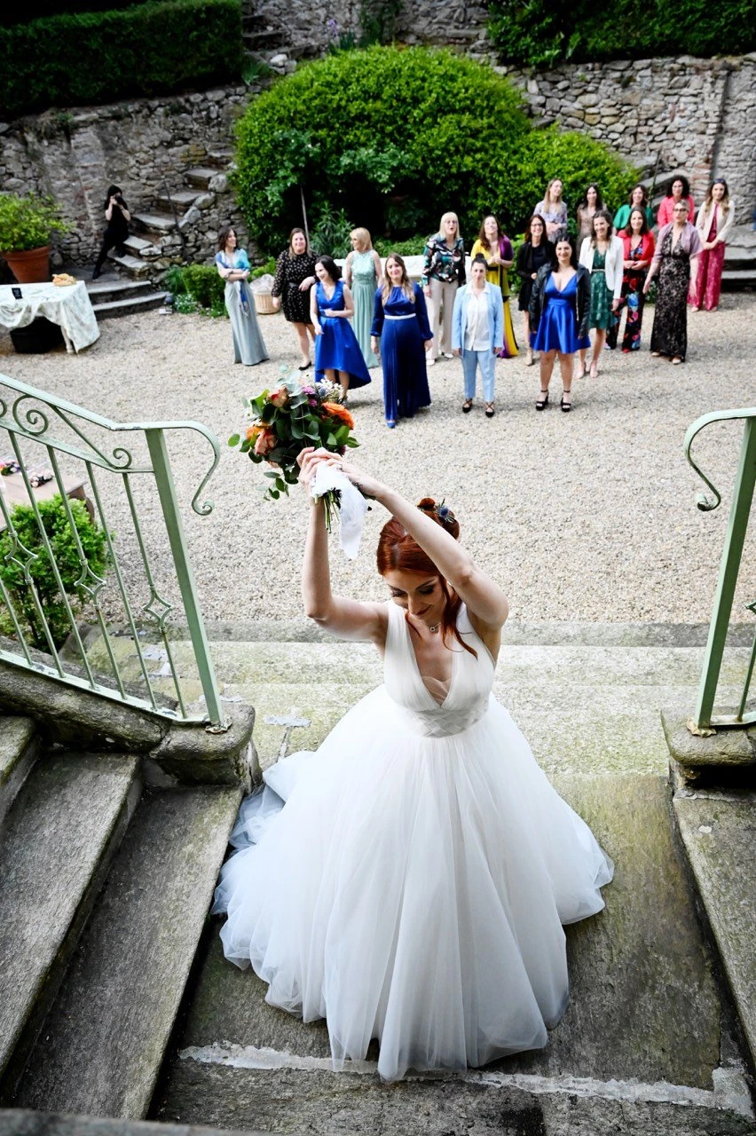 Lancio bouquet matrimonio reportage spontaneo