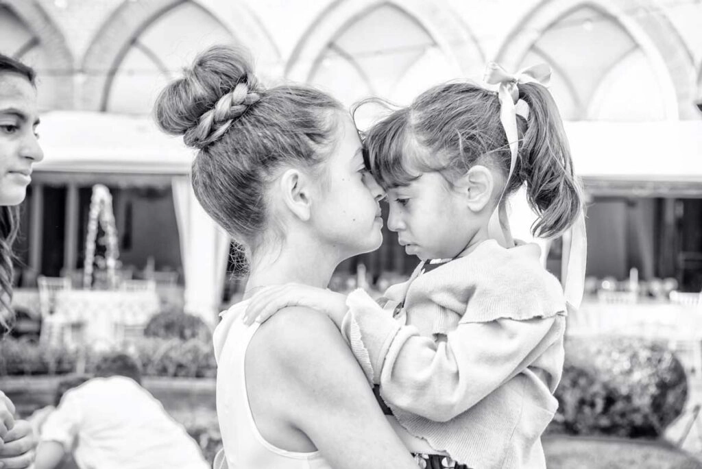 Bacio con i bambini in bianco e nero, matrimonio Castello di Marne