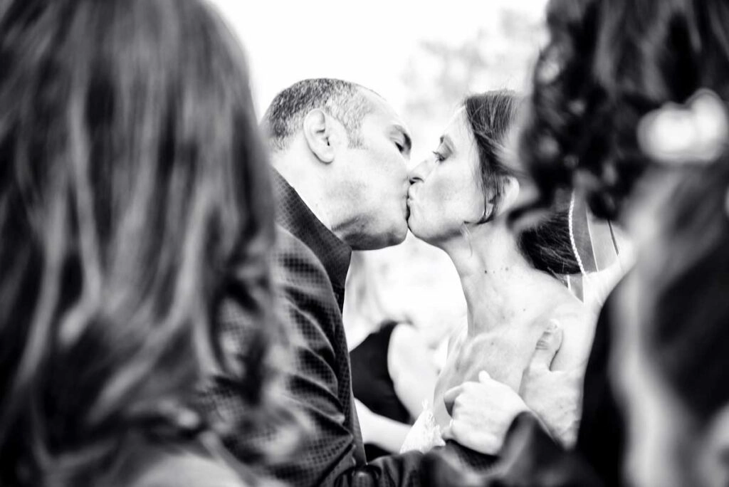 Bacio durante la cerimonia al Castello di Marne, bianco e nero
