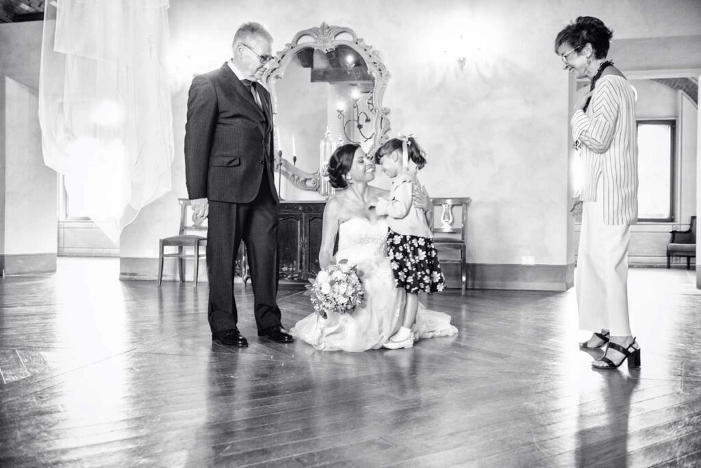 Sposa con la figlia in bianco e nero, matrimonio Castello di Marne