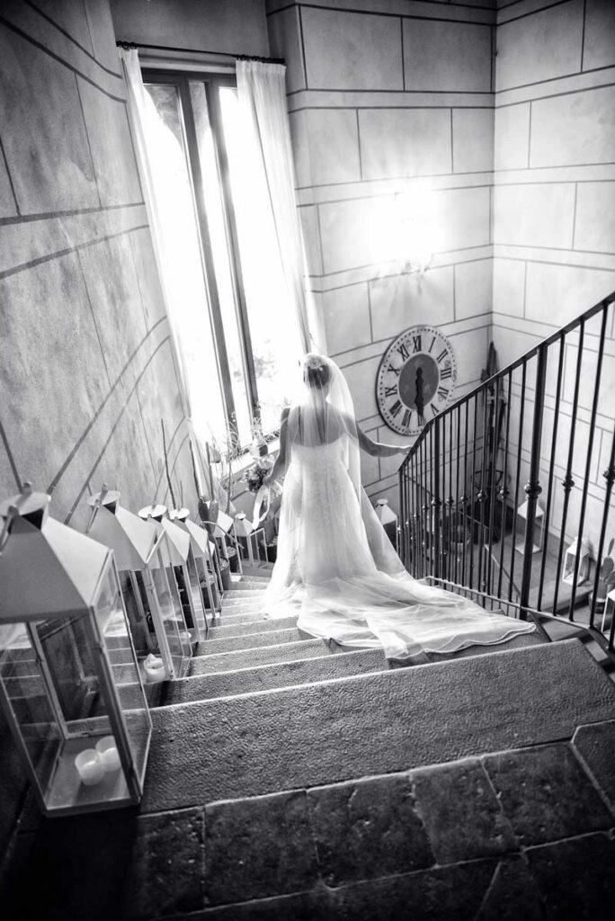 Sposa sulle scale del Castello di Marne, bianco e nero