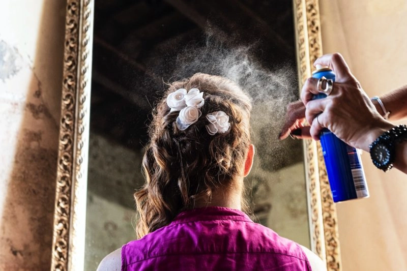 Acconciatura della sposa durante i preparativi, matrimonio in Lombardia