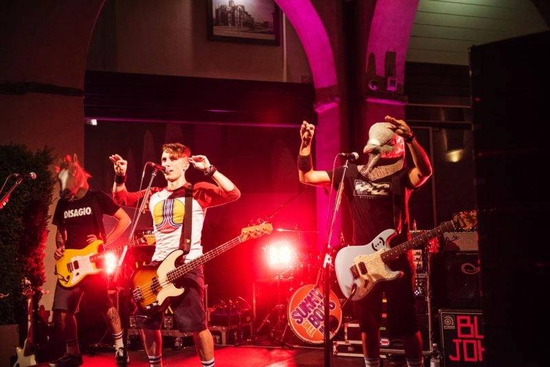Concerto punk durante la festa del matrimonio al Castello Visconteo