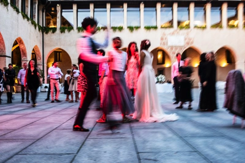 Foto creative degli sposi al Castello Visconteo