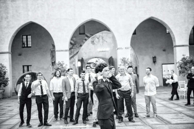 Giarrettiera e sposo durante la festa al Castello Visconteo