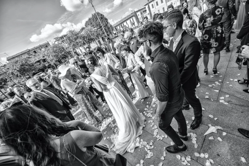 Lancio di petali all'uscita dalla chiesa, matrimonio Castello Visconteo