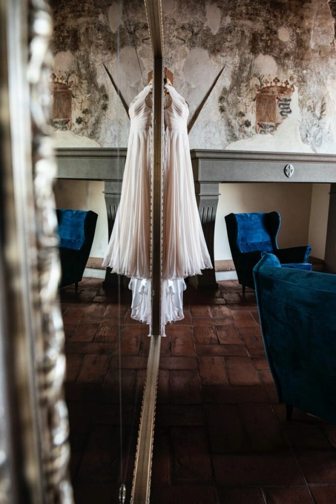 Riflesso dell'abito della sposa al Castello Visconteo