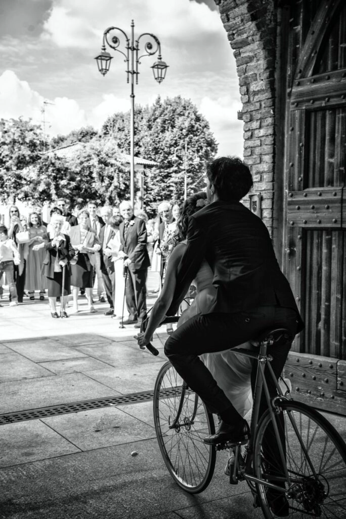 Sposa con bicicletta al Castello Visconteo, dettaglio tema etnico