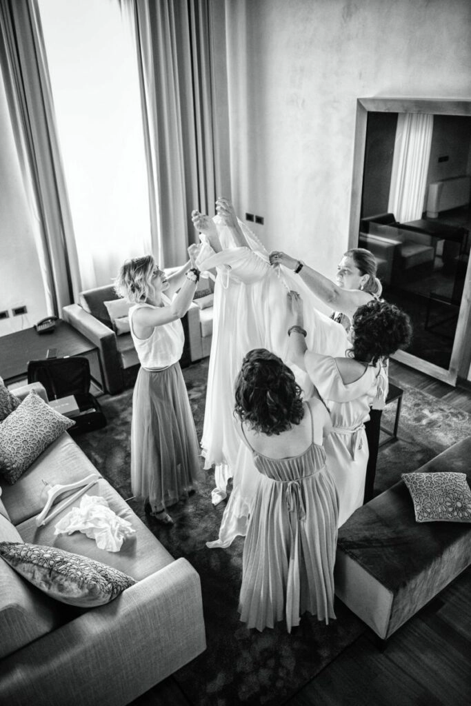 Sposa con vestito durante i preparativi del matrimonio