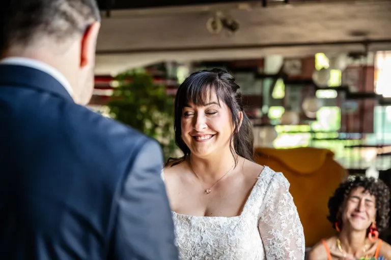 Bacio degli sposi durante la cerimonia al Chesal di Bardonecchia