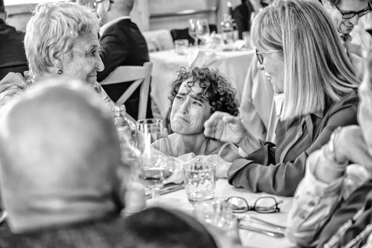 Ritratto ospiti al tavolo in bianco e nero — matrimonio montagna