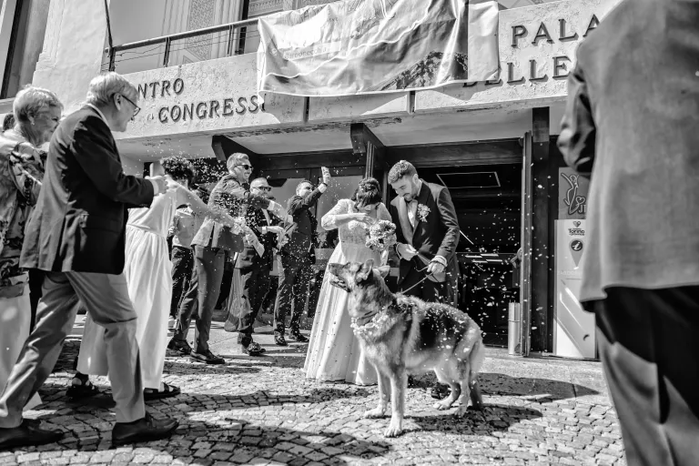 Pranzo con ospiti al tavolo — matrimonio Chesal in bianco e nero