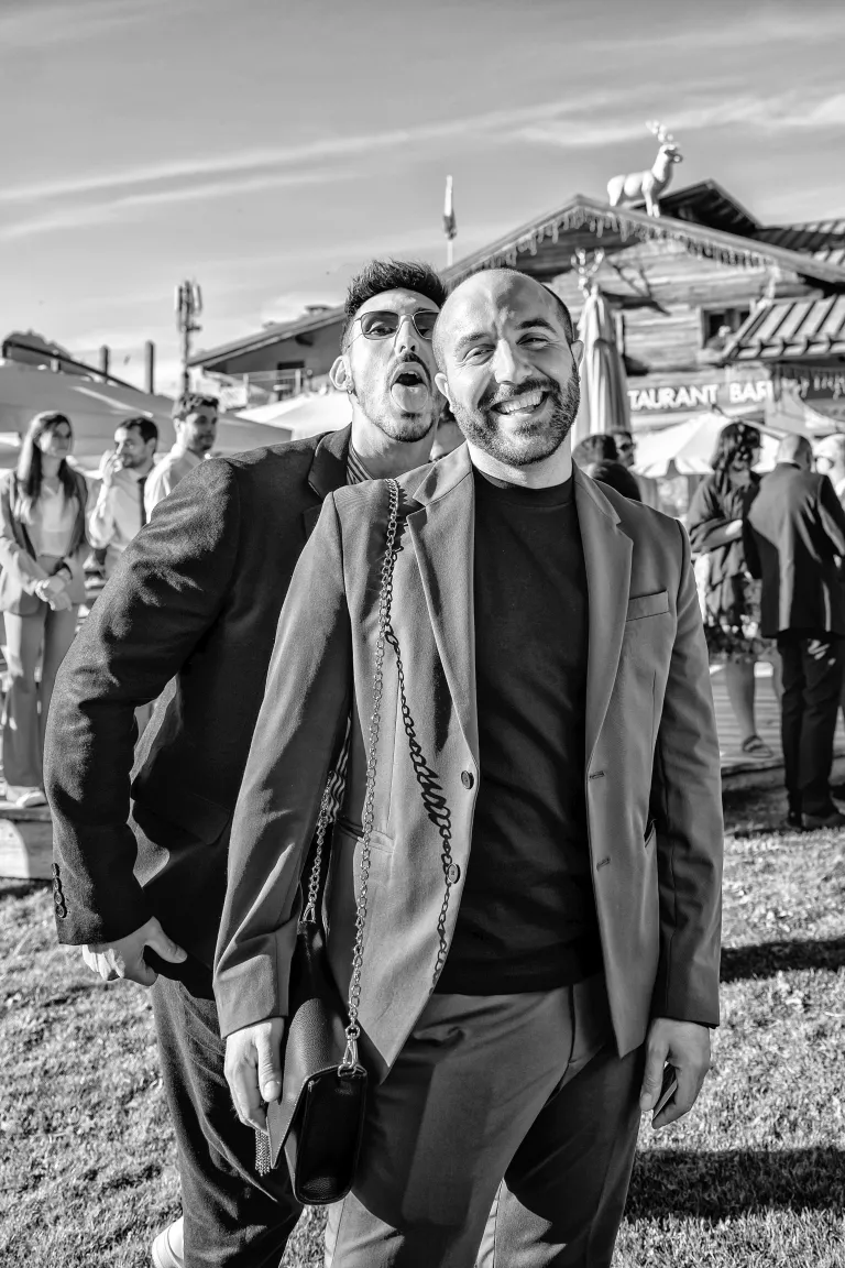 Ritratto narrativo dello sposo in bianco e nero
