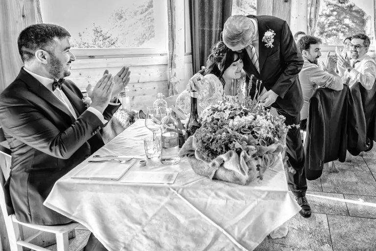 Sposi con i dolci alla festa — bianco e nero