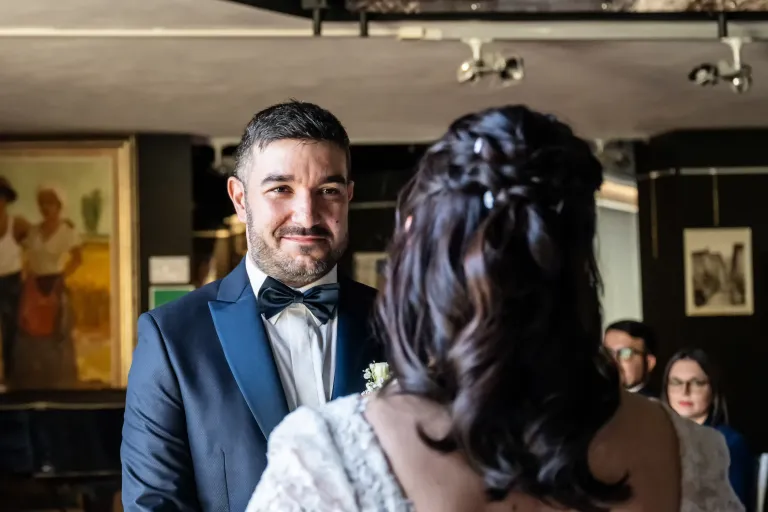 Sposo con ospite in un momento spontaneo al matrimonio in montagna