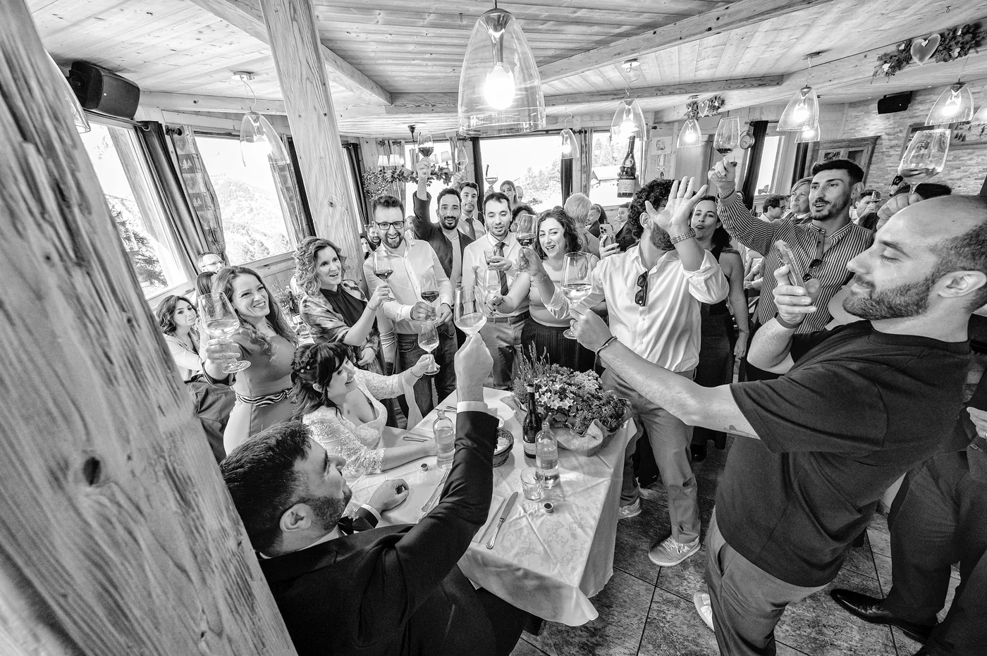 Balli e festa nella baita del Chesal, matrimonio Giacomo e Irene in bianco e nero