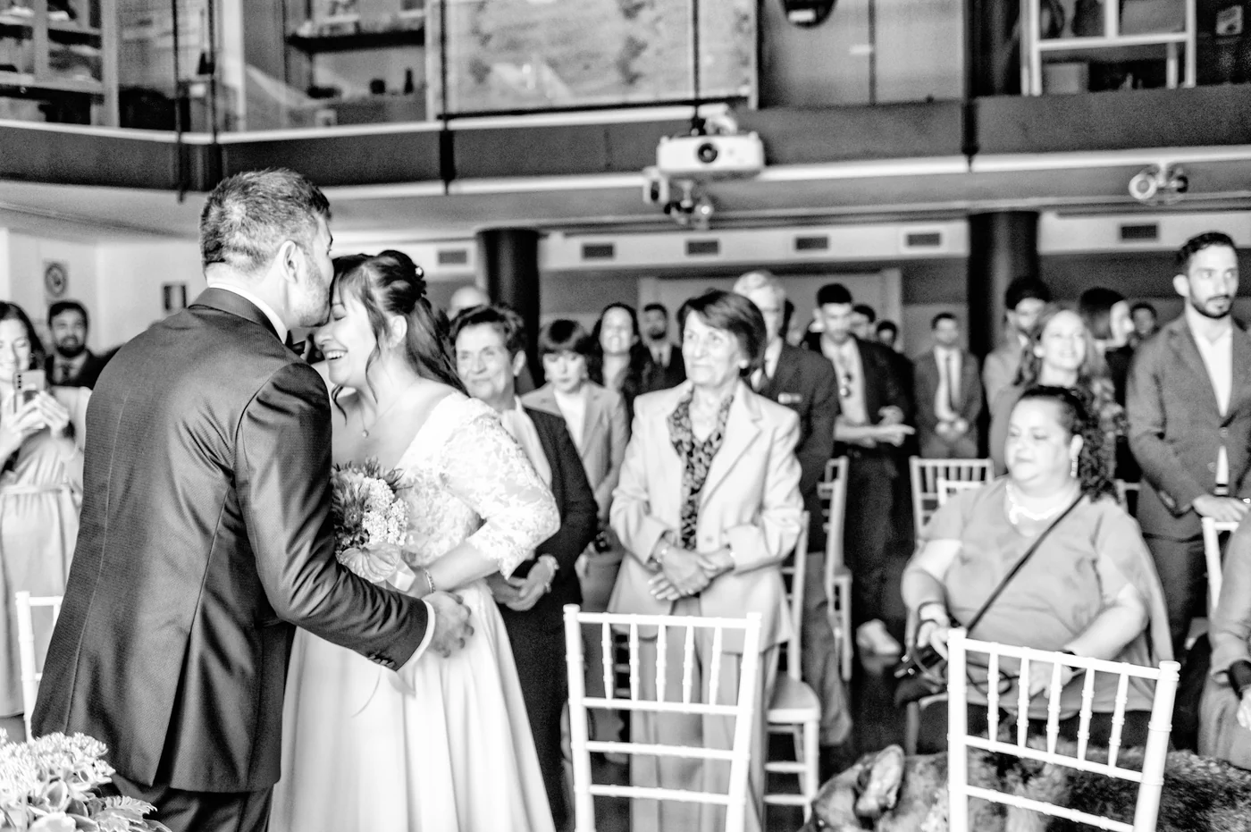 Cerimonia all'aperto con gli sposi al Chesal, matrimonio Giacomo e Irene in bianco e nero