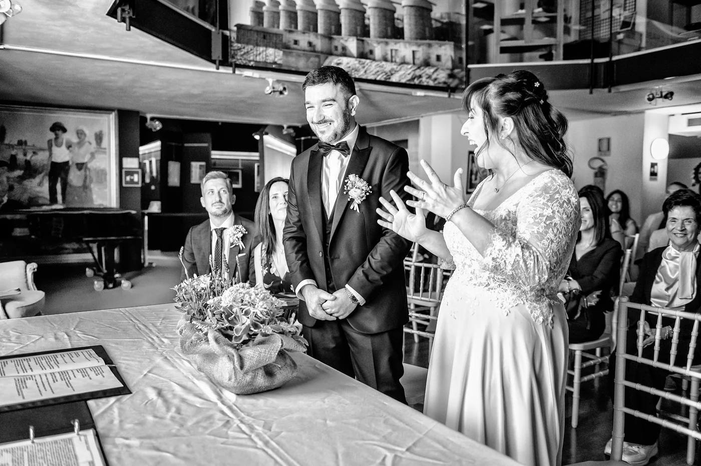 Lo scambio degli anelli durante la cerimonia, matrimonio Giacomo e Irene al Chesal di Bardonecchia in bianco e nero
