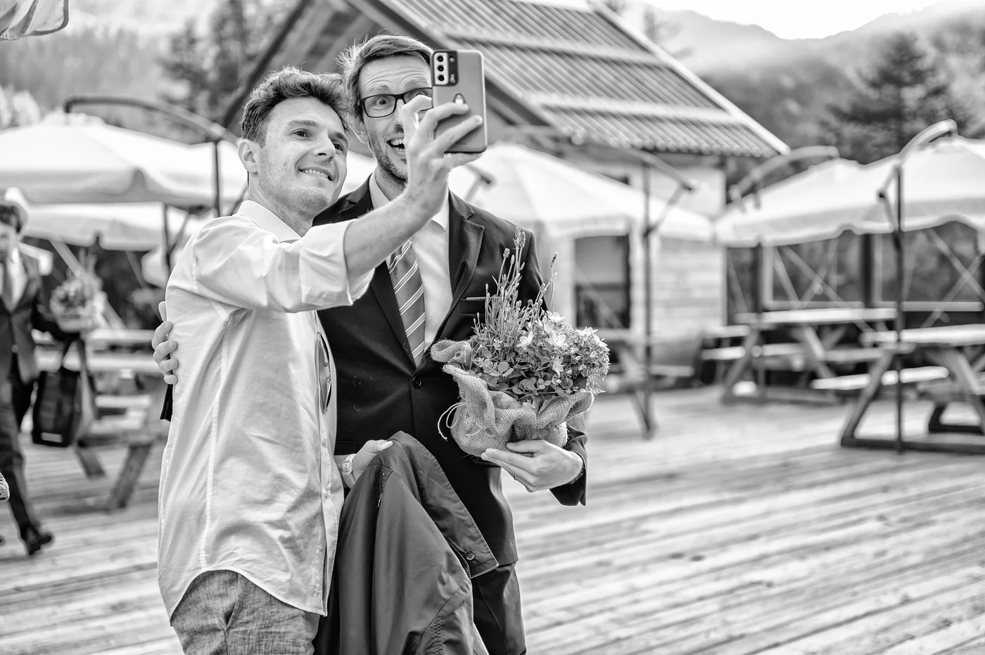 Selfie degli invitati sulla terrazza del Chesal con vista sulle vette, matrimonio Giacomo e Irene in bianco e nero