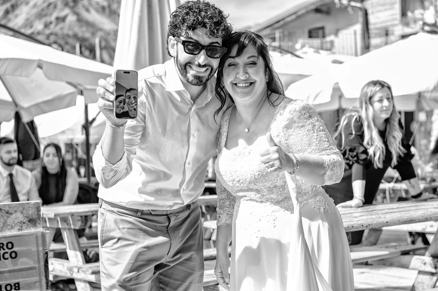 Selfie spontaneo degli sposi con gli amici alla festa, matrimonio Chesal Bardonecchia in bianco e nero