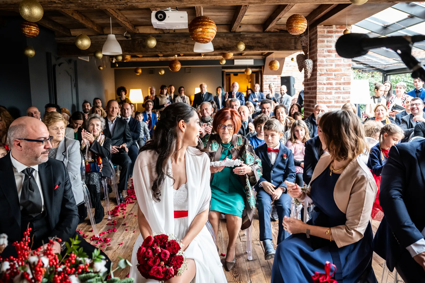 Cerimonia con i bouquet rossi, matrimonio invernale, Cantalupa