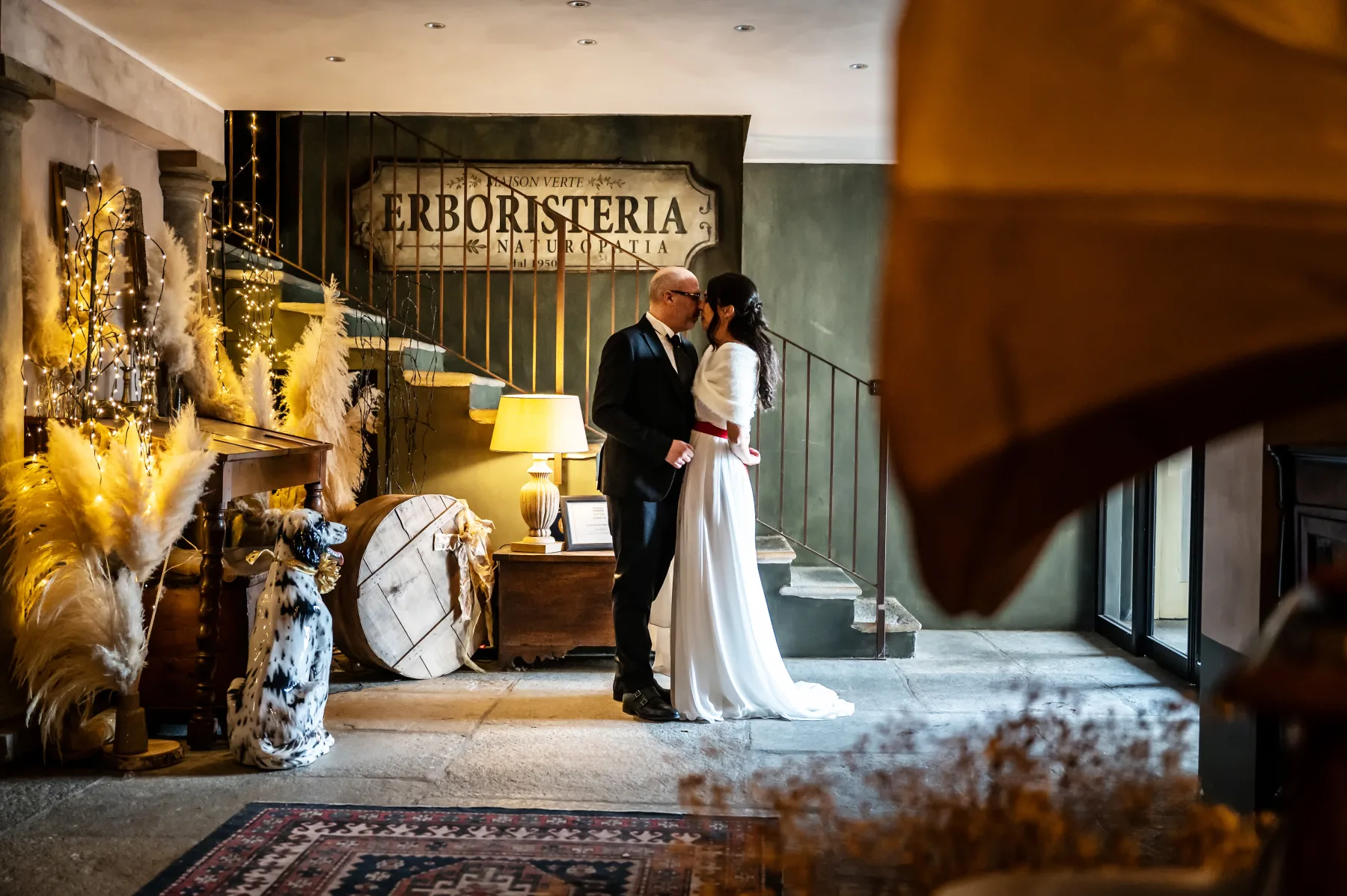 Gli sposi negli interni della locanda, Maison Verte, Cantalupa