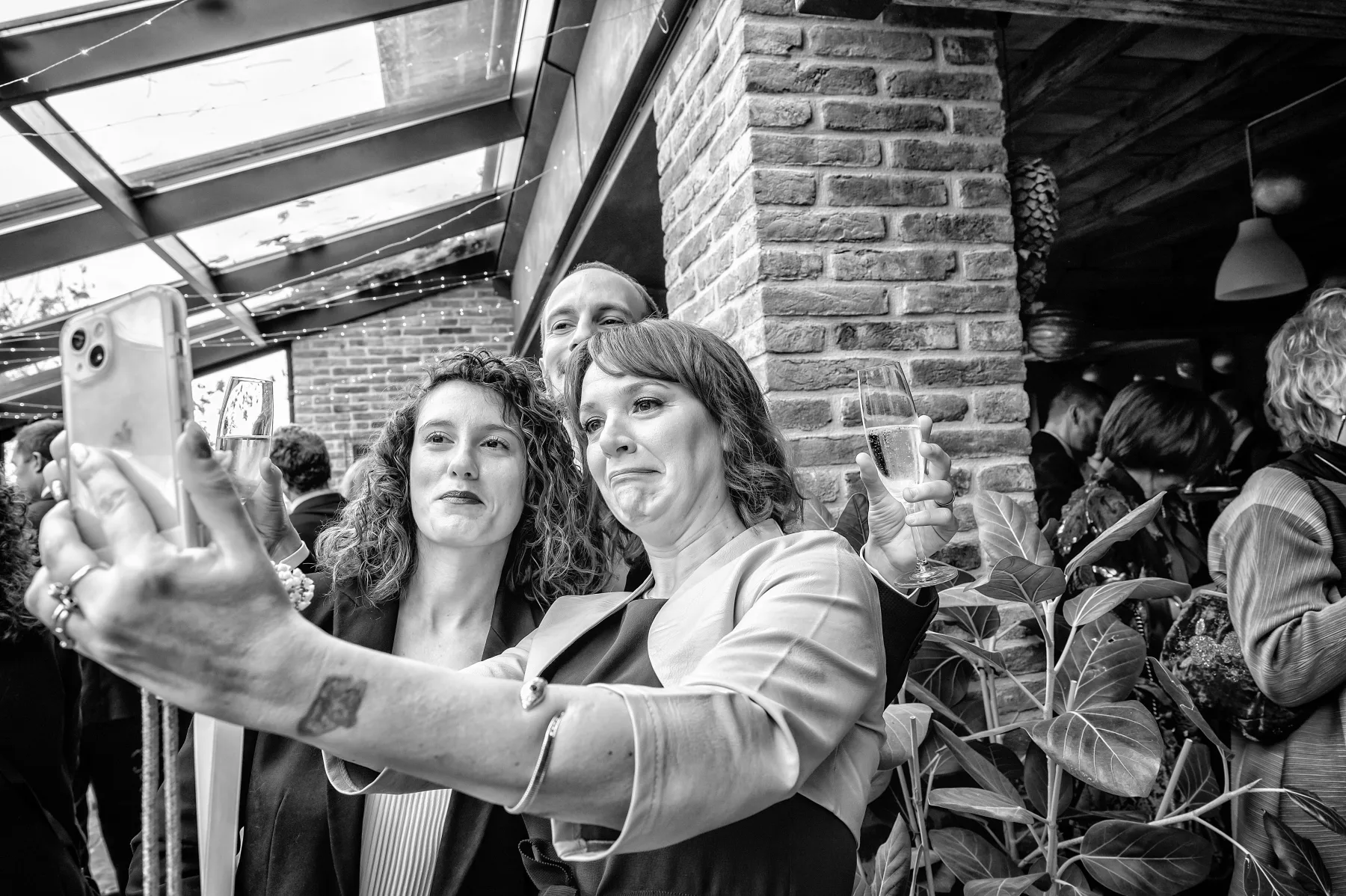 Gioia alla festa, Maison Verte, Cantalupa, fotografia in bianco e nero