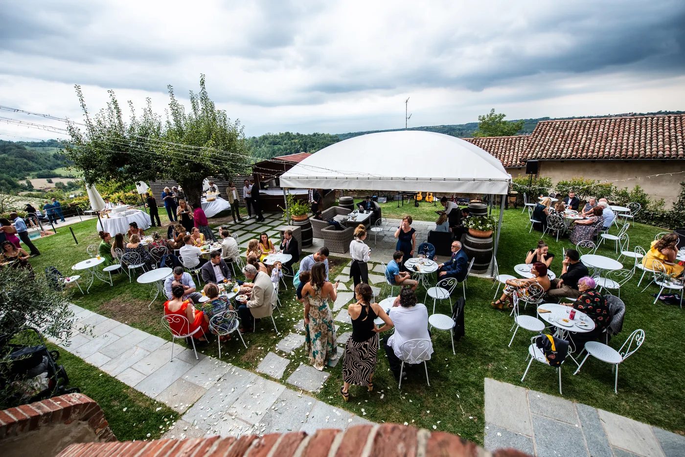 Aperitivo nel giardino del borgo, Grinzane Cavour, Langhe