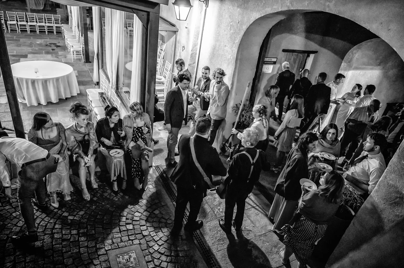 Invitati nel borgo in bianco e nero, matrimonio Castello di Grinzane Cavour Langhe