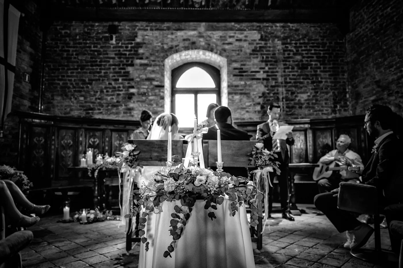 Sposi all'altare in bianco e nero, matrimonio Castello di Grinzane Cavour Langhe